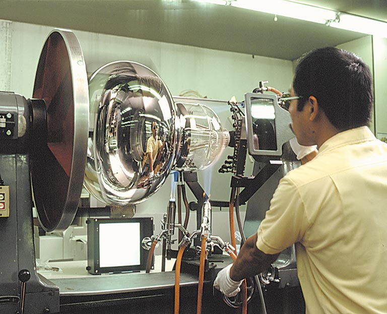 20インチPMTの封止作業