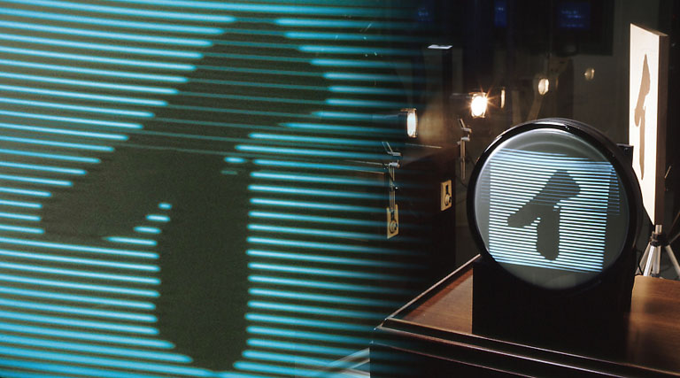 The Japanese character “イ”displayed on a cathode-ray tube.